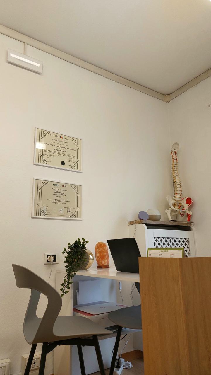 Scrivania consulto - diplomi e modello colonna vertebrale